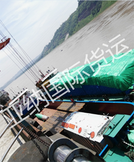 长江件杂货船钢材吊装卸船